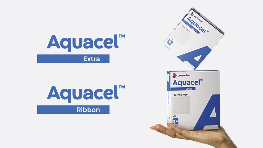 Les emballages des pansements Aquacel Extra et Aquacel Ribbon sont tenus en main.