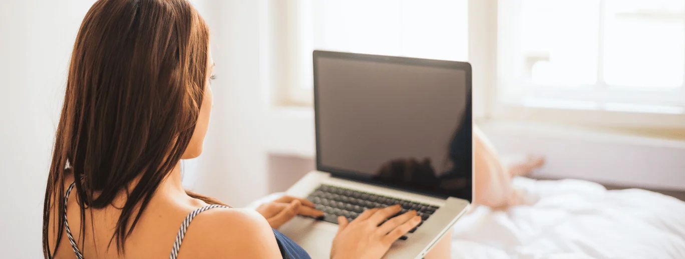 žena s počítačem