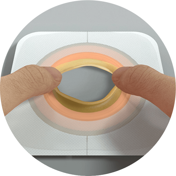 une main tenant une tasse de café