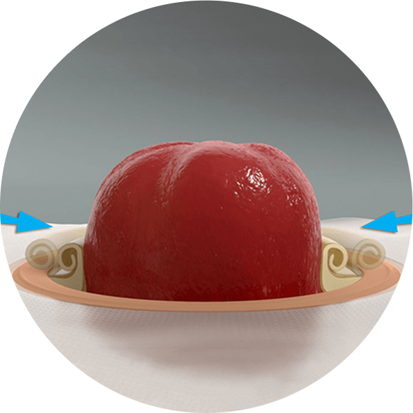 Une boule rouge sur une assiette